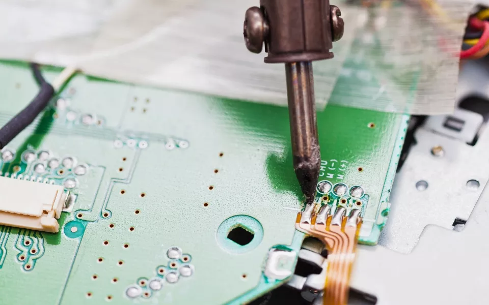 Electronic-circuit-board-wave-soldering-masking.webp